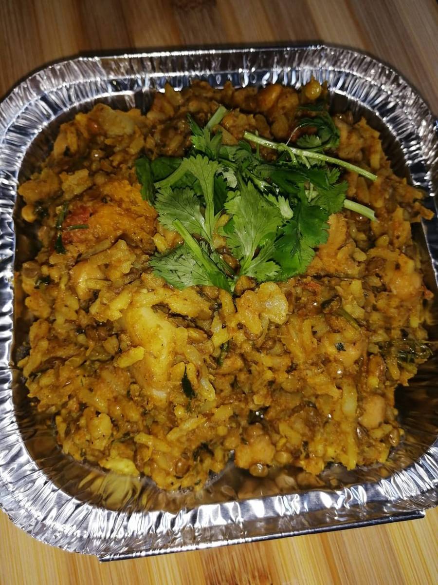 Chicken akni garnished with fresh coriander