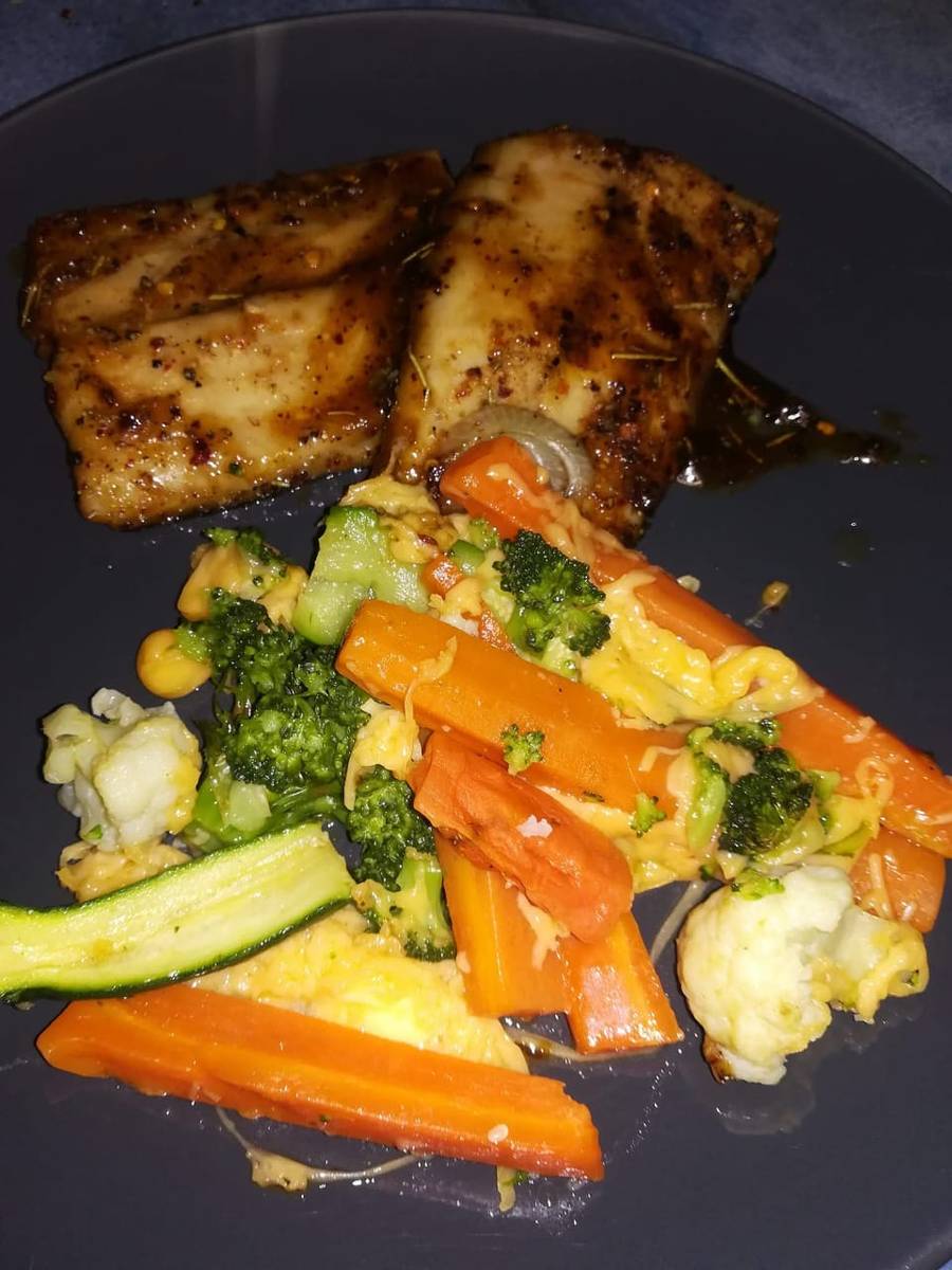 Glazed fish fillets with vegetables