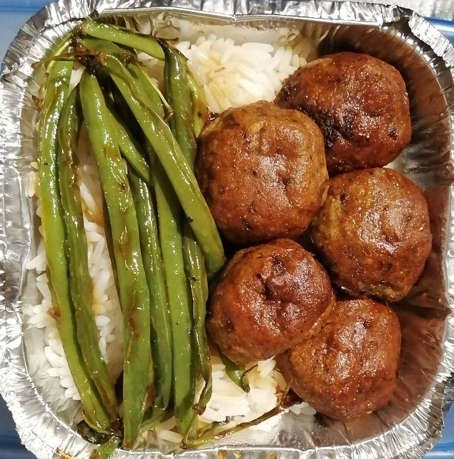 Meatballs with green beans and rice